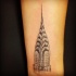 Kleine schwarze wirkliche Empire State Building Tattoo am Handgelenk