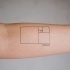 Tatuaje en el antebrazo,
figuras geometricas de líneas finas negras