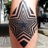 Tatuaje en la pierna, estrella de ornamento hipnótico