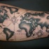 Tatuaje en el antebrazo, mapa del mundo único fascinante, tinta negra