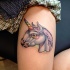Kleines cartoonisches fantastisches Einhorn Tattoo am Bein
