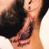 Tatuaje en el cuello, ala simple preciosa y escrito