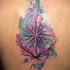 Tatuaje en la espalda,
compás precioso multicolor de acuarelas