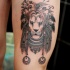 Tatuaje en el muslo,  león indio fascinante, old school