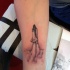 Tatuaje de cohete pequeño simple en el antebrazo