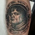 Tatuaje en el antebrazo, retrato negro blanco de héroe con inscripción
 de Juego de Tronos