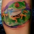 piccola rana seduta su foglia verde tatuaggio