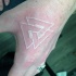 piccolo inchiostro bianco figure geometriche tatuaggio su mano