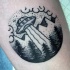 Tatuaje la pequeña nave alienígena con bosque y montañas en negro en la pierna