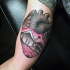 Tatuaje en el brazo,
corazón con nave extraterrestre en él