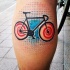 Tatuaje en la pierna, bicicleta única de colores