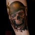 Kleines naturfarbenes Unterarm Tattoo mit militärischem Soldat Schädel