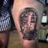 Tatuaje en el muslo, dibujo de faro con barco negro blanco