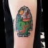 Tatuaje en el brazo, punta de lanza decorada con camino en el pueblo