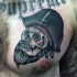 Tatuaje en el pecho, cráneo de pirata con barba poblada