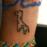 Tatuaje de jirafa simple en la muñeca