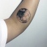 Tatuaje en el antebrazo,
globo terráqueo pequeño precioso