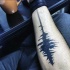 Tatuaje en el antebrazo, onda de música interesante, tinta negra