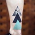 Tatuaje en la pierna, tres triangulos simples de varios colores
