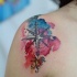 Tatuaje en el hombro, compás marino de acuarelas