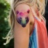 Tatuaje en el brazo, cara de oso de varios colores