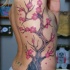 Tatuaje en las costillas,
árbol maravilloso en flor