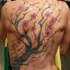 Tatuaje en toda la espalda de un árbol cerezo bonito.