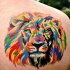 Tatuaje en el hombro, león de varios colores