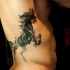 Tatuaje en las costillas, caballo que corre