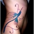 Reizende Libelle Tattoo an Rippen