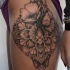 belli fiori modello tatuaggio su anca