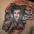 Tatuaggio carino sulla spalla bellissima geisha