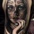 bella ragazza santa morte inchiostro grigio tatuaggio su spalla
