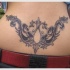 Tatuaje en la espalda baja, 
ornamento metálico
