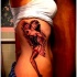 bella pin up ragazza appare da sotto pelle tatuaggio su costolette