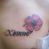 bello fiore rosa hawaiana con scritto tatuaggio su petto