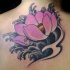 bellissimo loto rosa tatuaggio sulla schiena di ragazza