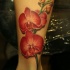bella orchidea realistica rossa tatuaggio sulla gamba