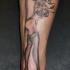 bellissima sexy ragazza pin up in calze avambraccio tatuaggio