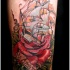 Tatuaje de barco en una rosa hermosa