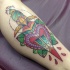 Tatuaje en el antebrazo,
daga de varios colores