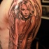 Tatuaje en el brazo de una bonita mujer ángel.