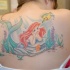 Tatuaje en la espalda alta,  Ariel y Flounder adorables en el fondo del mar