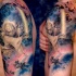 Tatuaje en el brazo, maestro Yoda fascinante en el cosmos