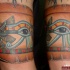 Tatuaje de ojo de Horus precioso en el pergamino