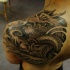 Tatuaje en el hombro, dragón asiático grande espeluznante, tinta negra