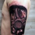 Herrliches schwarzes und graues Schulter Tattoo mit Gasmaske