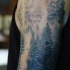 Tatuaje en el brazo, hoguera  en el bosque y relámpago, colores negro blanco