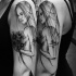 Magnífico estilo blackwork pintado por Inez Janiak tatuaje de mujer hermosa con flores en la parte superior del brazo