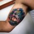 Tatuaje en el brazo, rostro de león cósmico multicolor